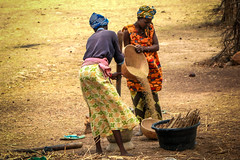 Mali women pounding cereals