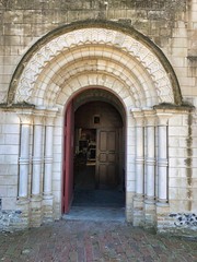 Portal der Kirche Saint-Martin in Elnes, Frankreich
