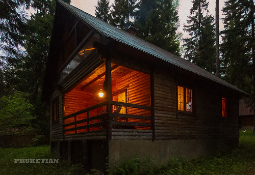 Wooden house in the forest, Russia ©  Phuket@photographer.net