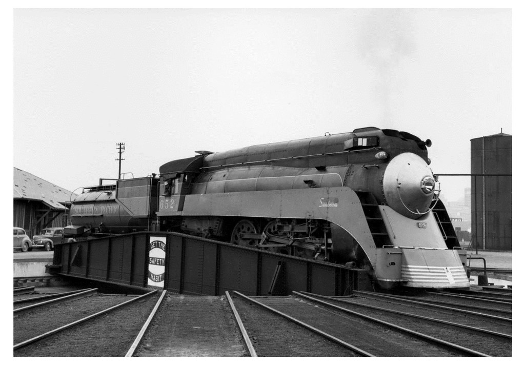 : [Southern Pacific engine at the Cadiz St. Roundhouse in Dallas]    ...