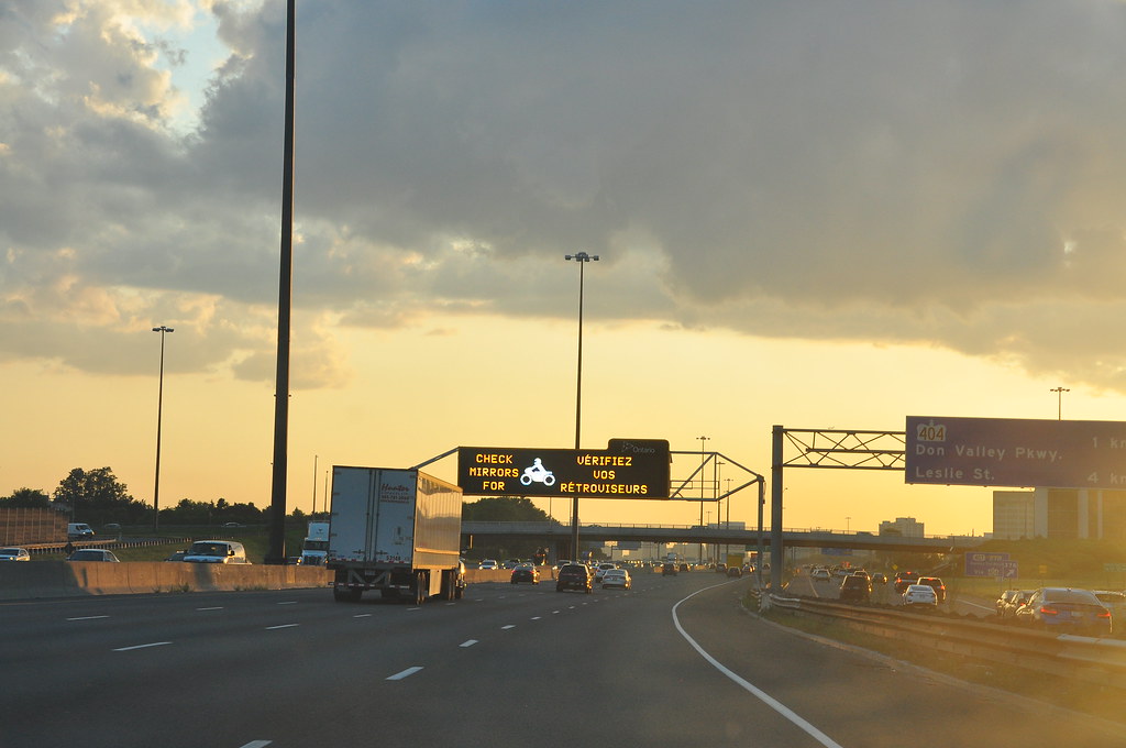 : Autoroute 401 `a l'approche de Toronto