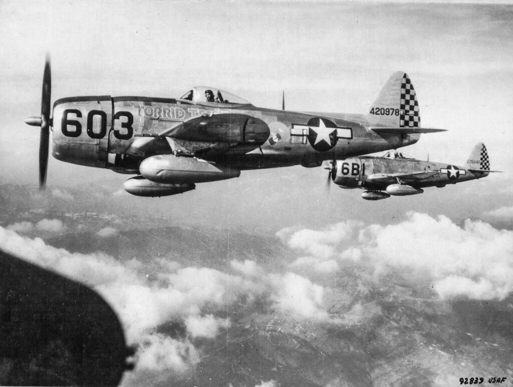 : Republic P-47D-25-RE Thunderbolt (sn 42-26640) and Republic P-47D-30-RE Thunderbolt (sn 44-20978)