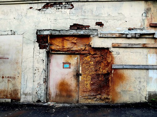 door. decay ©  Audire Silentium