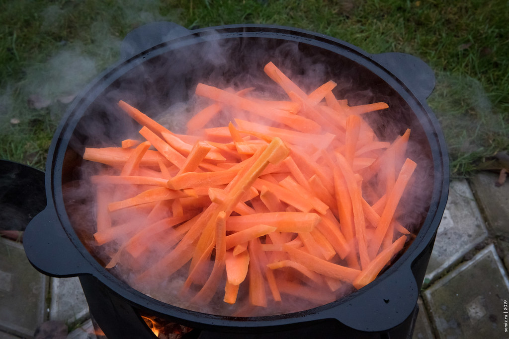 : Carrots can be cut coarsely.