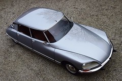 We have again a nut-and-bolt restored Citroën DS Pallas available !