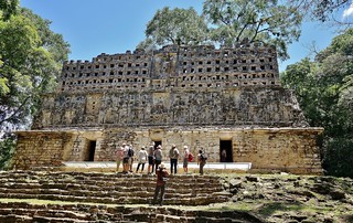 MEXICO, Mayastätte Yaxchilán verborgen im Dschungel , Blick hinauf zum Haupt-Tempel  (Templo Major) ,   19574/12435