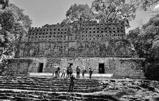 MEXICO, Mayastätte Yaxchilán verborgen im Dschungel , Blick hinauf zum Haupt-Tempel  (Templo Major) ,   19571/12432