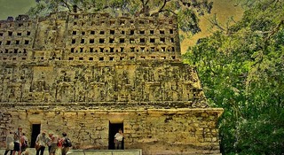 MEXICO, Mayastätte Yaxchilán verborgen im Dschungel , Blick hinauf zum Haupt-Tempel  (Templo Major) ,   19572/12433