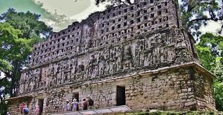 MEXICO, Mayastätte Yaxchilán verborgen im Dschungel , Blick hinauf zum Haupt-Tempel  (Templo Major) ,   19573/12434