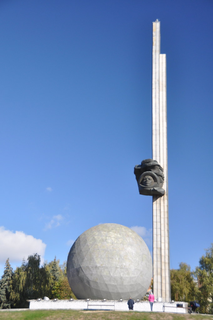 фото: Калуга - памятник Гагарину