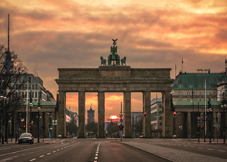 The sunrise through the Brandenburg Gate / Berlin