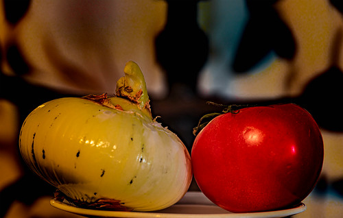Onion with tomato ©  Raymond Zoller