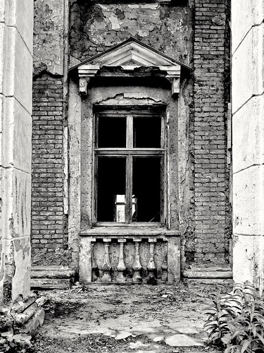 window between columns ©  Sergei F