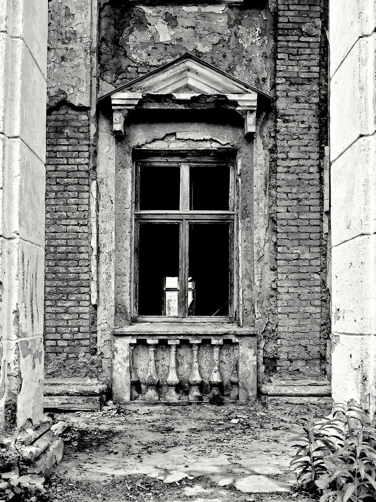 фото: window between columns