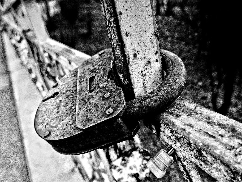 фото: old lock