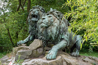 Tierpark Berlin: Löwengruppe vom ehemaligen Nationaldenkmal für Kaiser Wilhelm I., geschaffen von Reinhold Begas - Berlin Tierpark (Animal Park): Lions group from the former National Monument to Emperor Wilhelm I.