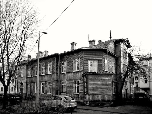Old house somewhere in the yards of St. Petersburg ©  Sergei F