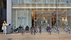 Groningen: Herestraat, waiting at Zara’s