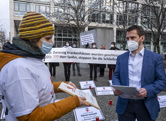 Unterschriftenübergabe an Spahn: Stopp von Klinikschließungen gefordert