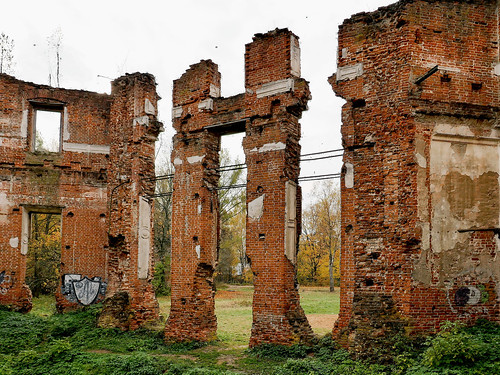 destroyed manor house of the end of XVIII century, built in the style of classicism_ ©  Sergei F
