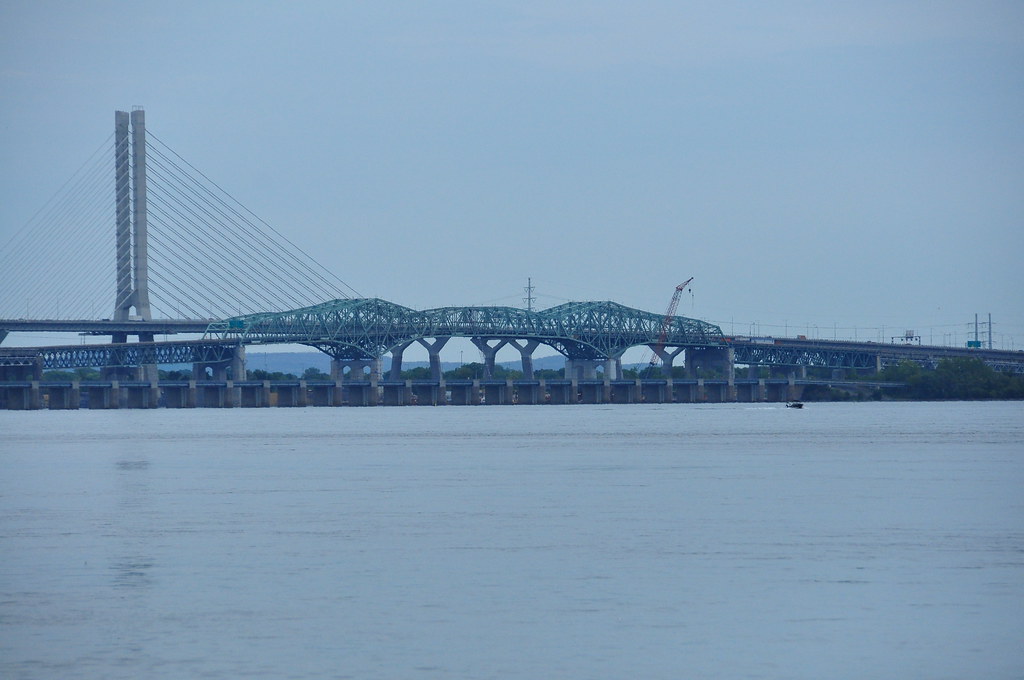 : Ancien et nouveau ponts Champlain