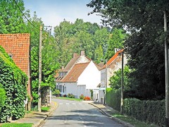France, le village Fleurie de Rollancourt, la route principale
