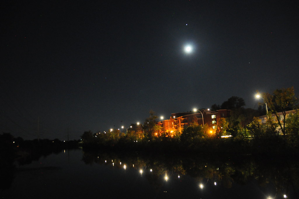 : Pleine lune au-dessus du canal de l'Acqueduc