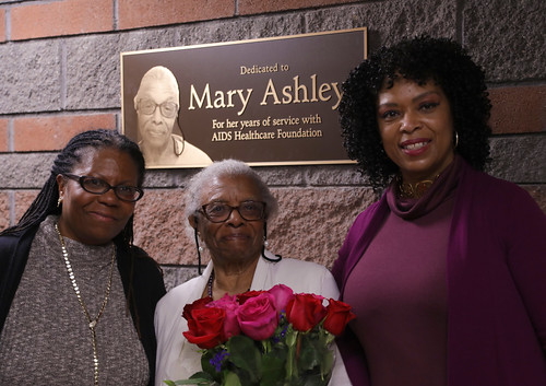 Посвящение мемориальной доски члена правления AHF Мэри Эшли