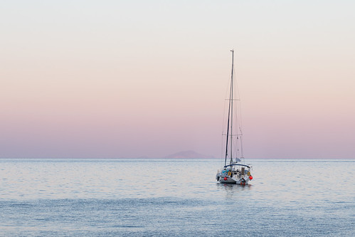 Boat in Santorini ©  kuhnmi
