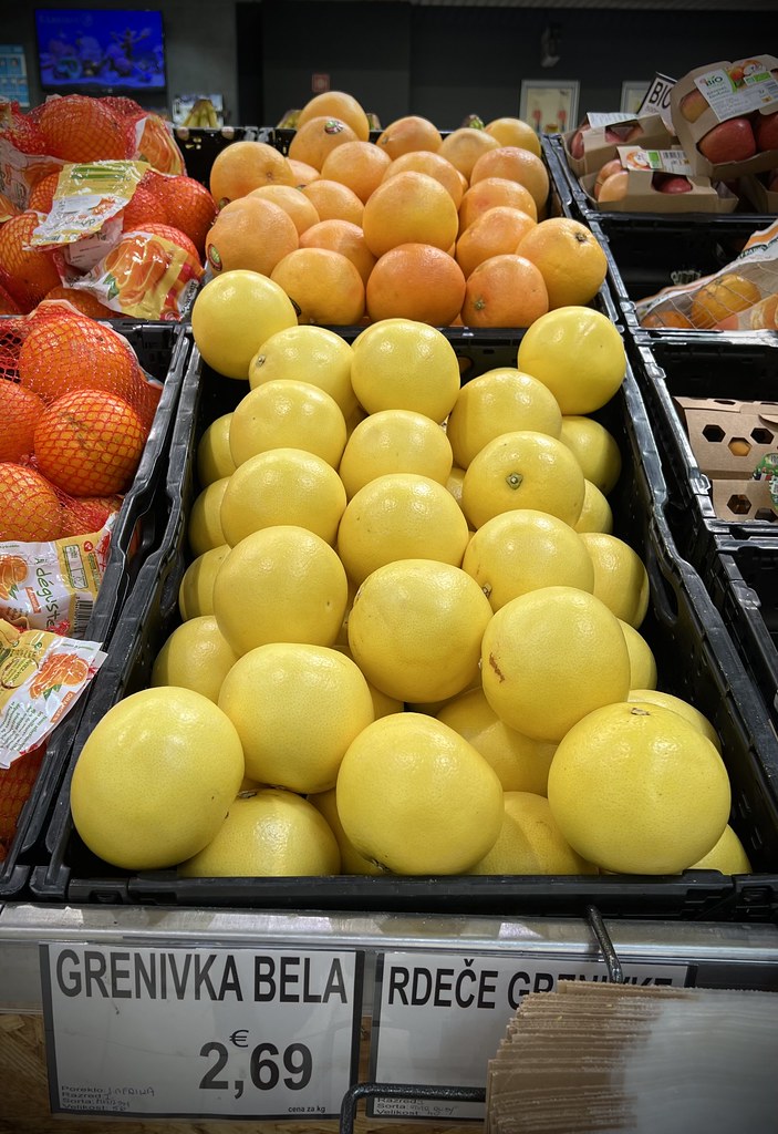 : Grenivka bela (white grapefruit)