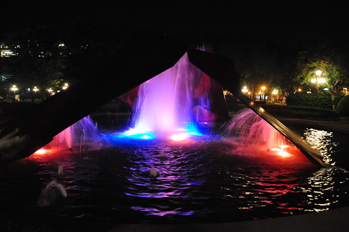 Fontaine de la Gare du Palais la nuit ©  abdallahh