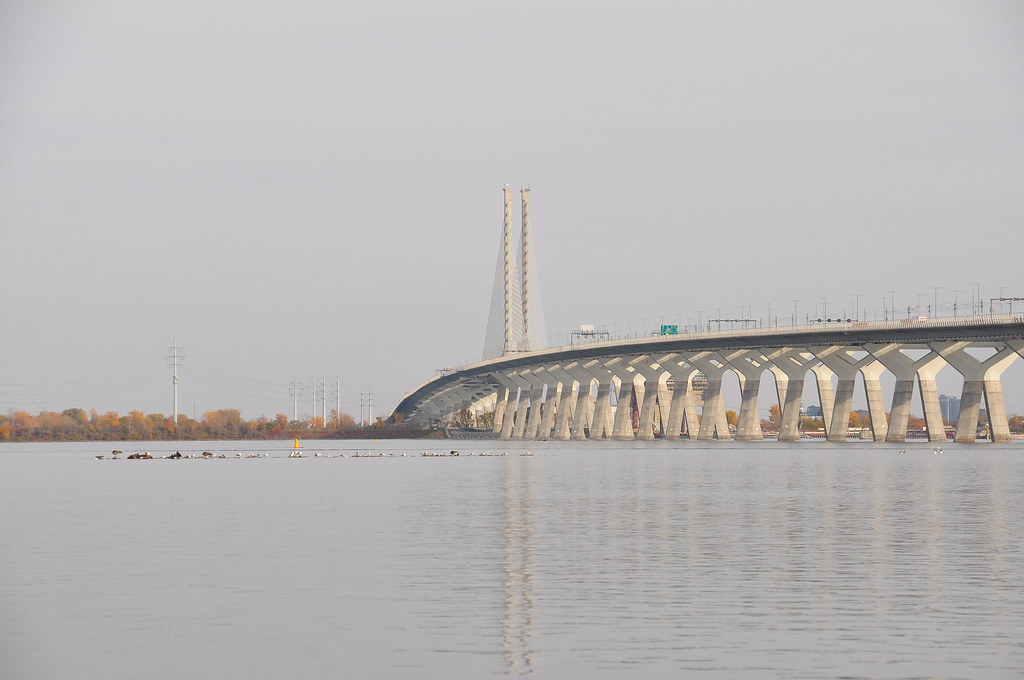 : Pont Champlain vu de l'^ile des Soeurs