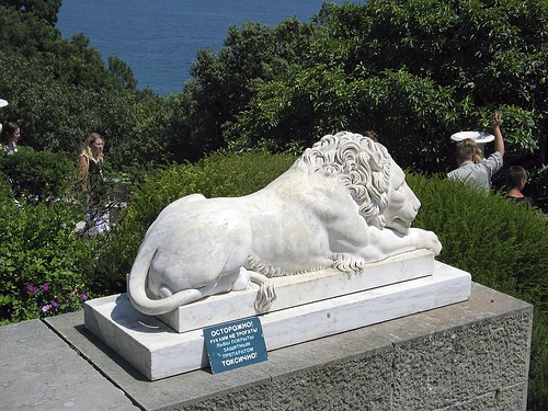Sleeping Lion  with warning sign because of toxicity, Vorontsov Palace (Alupka) ©  Triple-green