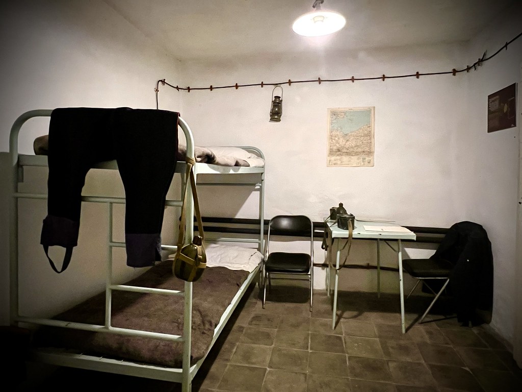 : bunker room bunk bed, Tiran
