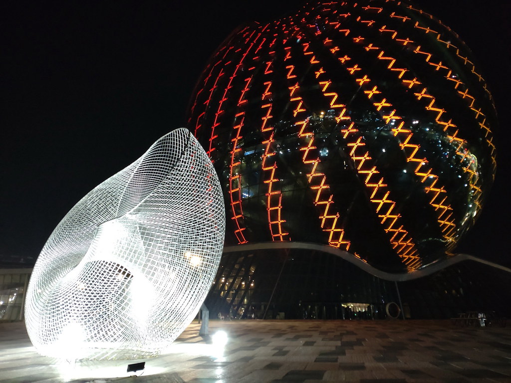 фото: Здание-шар и современная скульптура