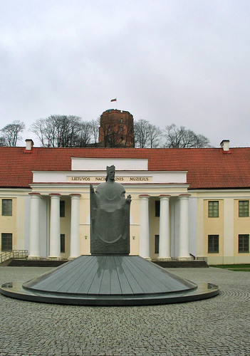 Mindaugas Denkmal vor dem Litauischen Nationalmuseum ©  Triple-green
