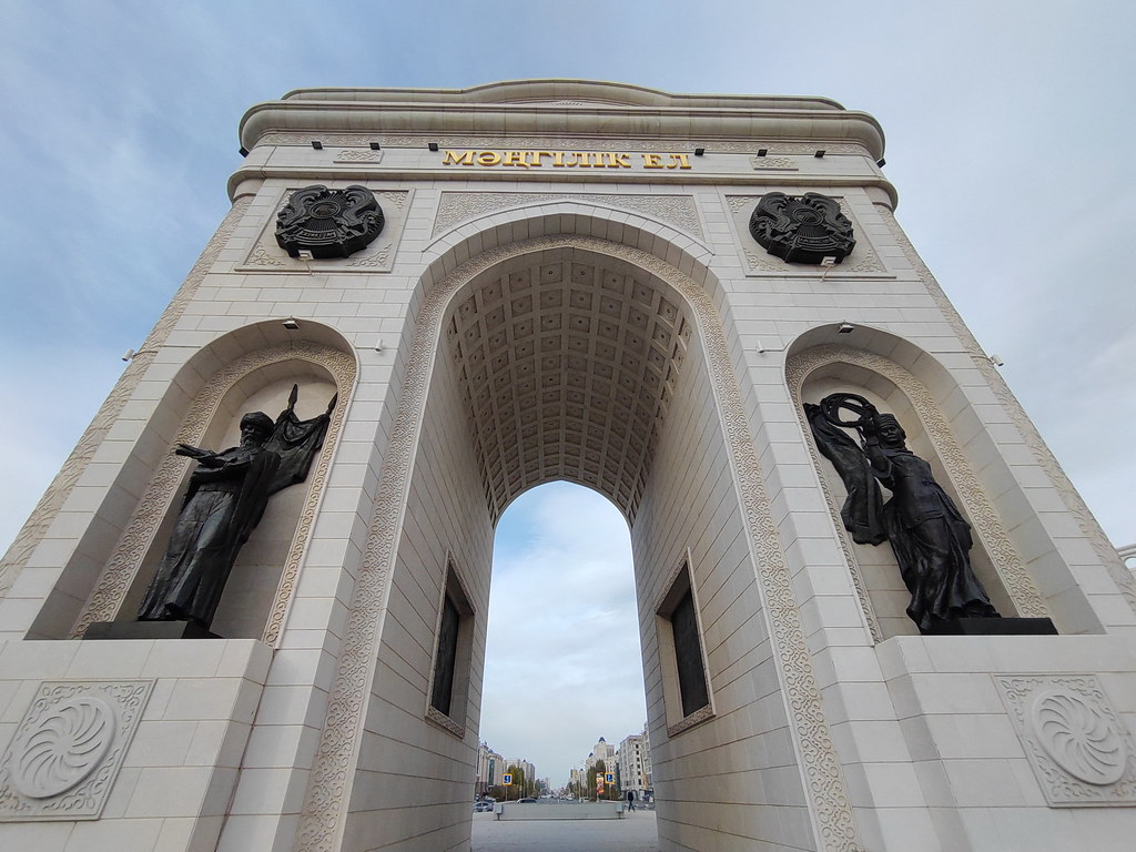 фото: Триумфальная арка в Астане