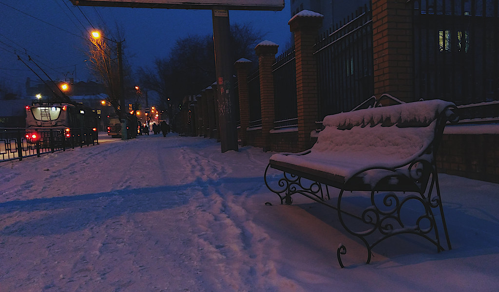 фото: Скамейка в снегу и троллейбусы