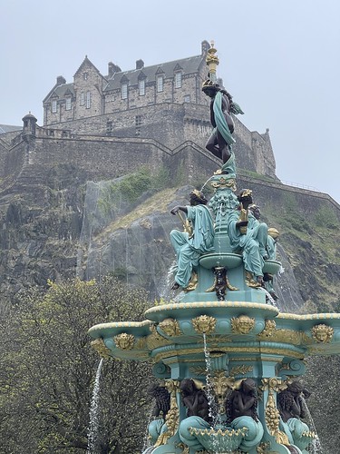 Ross fountain and Edinburgh castle ©  Dmitry Djouce