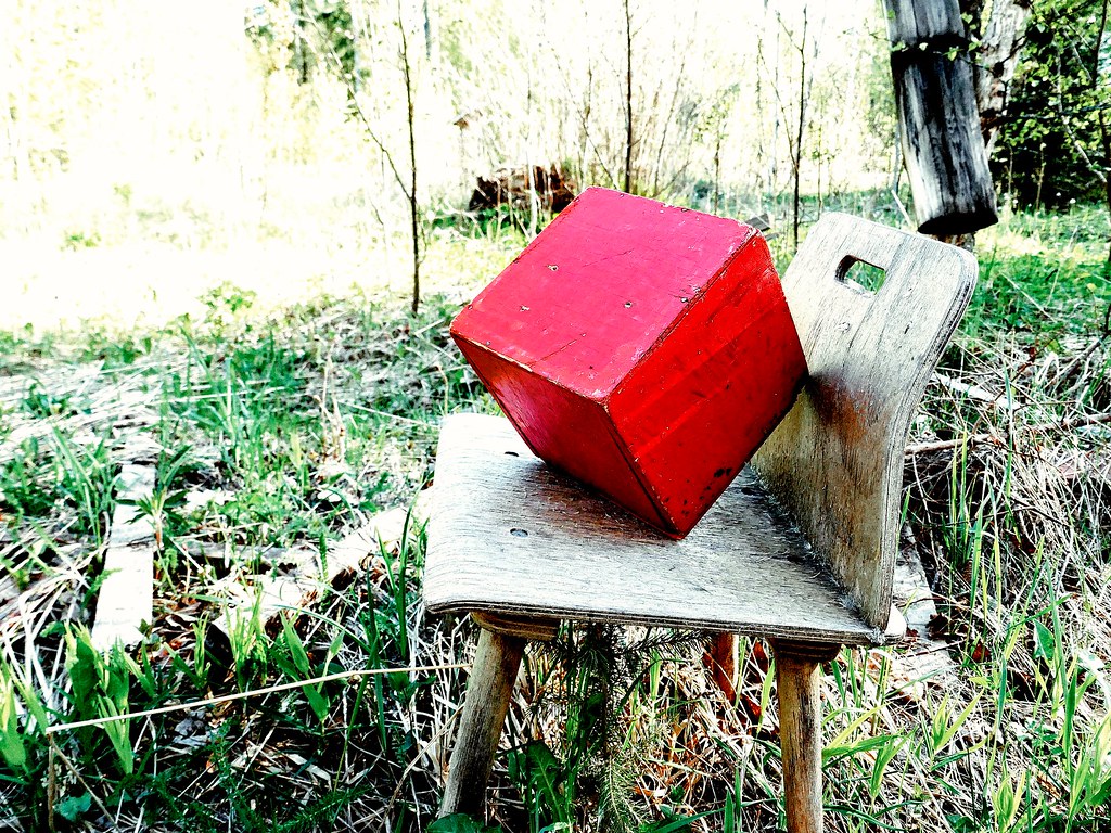 фото: Red wooden cube