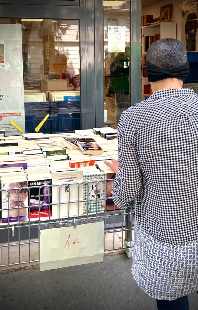 : 1 books, Paris, France