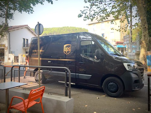 UPS delivery  Lamalou-les-Bains, H'erault, Occitanie, France ©  Sharon Hahn Darlin