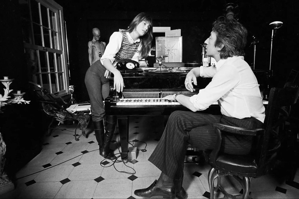 : Jane Birkin et Serge Gainsbourg en 1971 rue Verneuil dans le 7`eme arrondissement de Paris  Jean-Claude Deutsch Paris Match