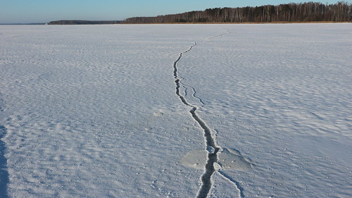 Frozen reservoir. A lonely walk in -28  ©   .