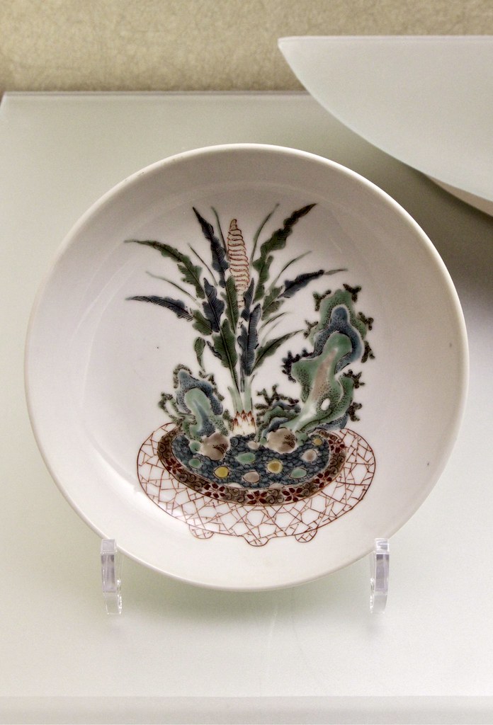 : Dish decorated with potted Cyclanthus bipartitus in overglaze polychrome enamels