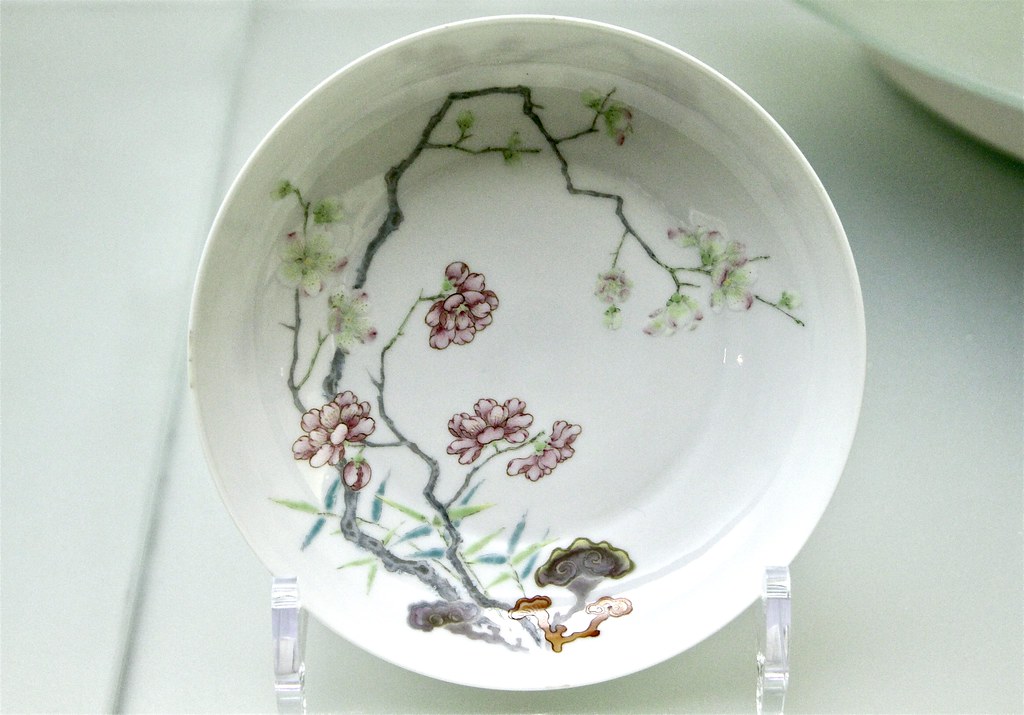 : Dish decorated with plum blossoms (meihua), bamboo and lingzhi fungi in famille rose enamels