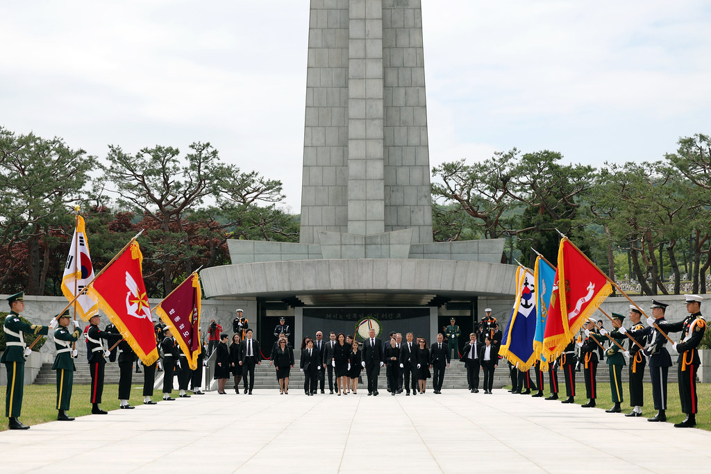 : Romanian President Klaus Iohannis visits the Seoul National Cemetery_09