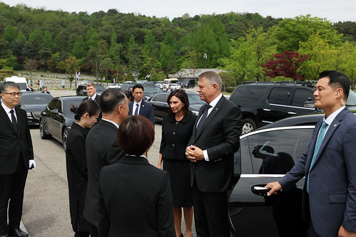 Romanian President Klaus Iohannis visits the Seoul National Cemetery_01 ©  Republic of  Korea