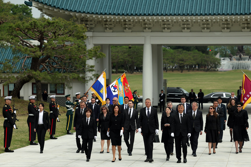 : Romanian President Klaus Iohannis visits the Seoul National Cemetery_03