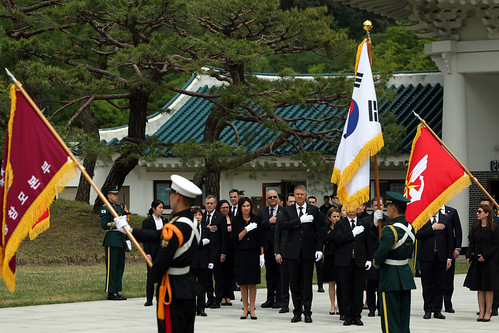 Romanian President Klaus Iohannis visits the Seoul National Cemetery_02 ©  Republic of  Korea